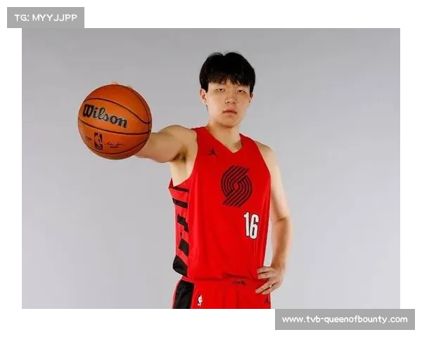 杨瀚森:身披红色战袍,传承先辈爱国精神 杨瀚森:身披红色战袍,传承先辈爱国精神